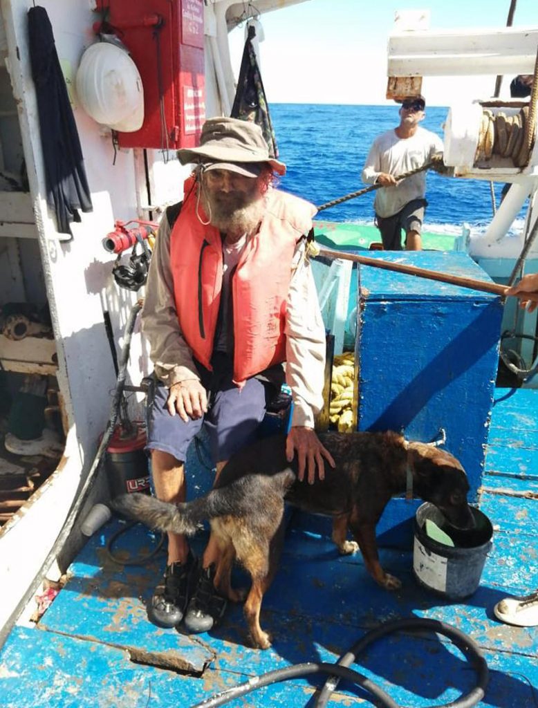 Fotografía cedida hoy por Grupomar que muestra al naufrago australiano, Timothy Lyndsay Shaddock, y su mascota canina "Bella" luego de su rescate por la embarcación de Grupomar en el océano Pacífico (México). Un naufrago australiano fue encontrado por un buque atunero mexicano en el océano Pacífico después de tres meses a la deriva al lado de su perra y ambos volverán a tierra mañana martes, informó este lunes la firma Grupomar, un 'holding' que reúne a empresas mexicanas en los sectores pesquero, portuario y alimentario. 