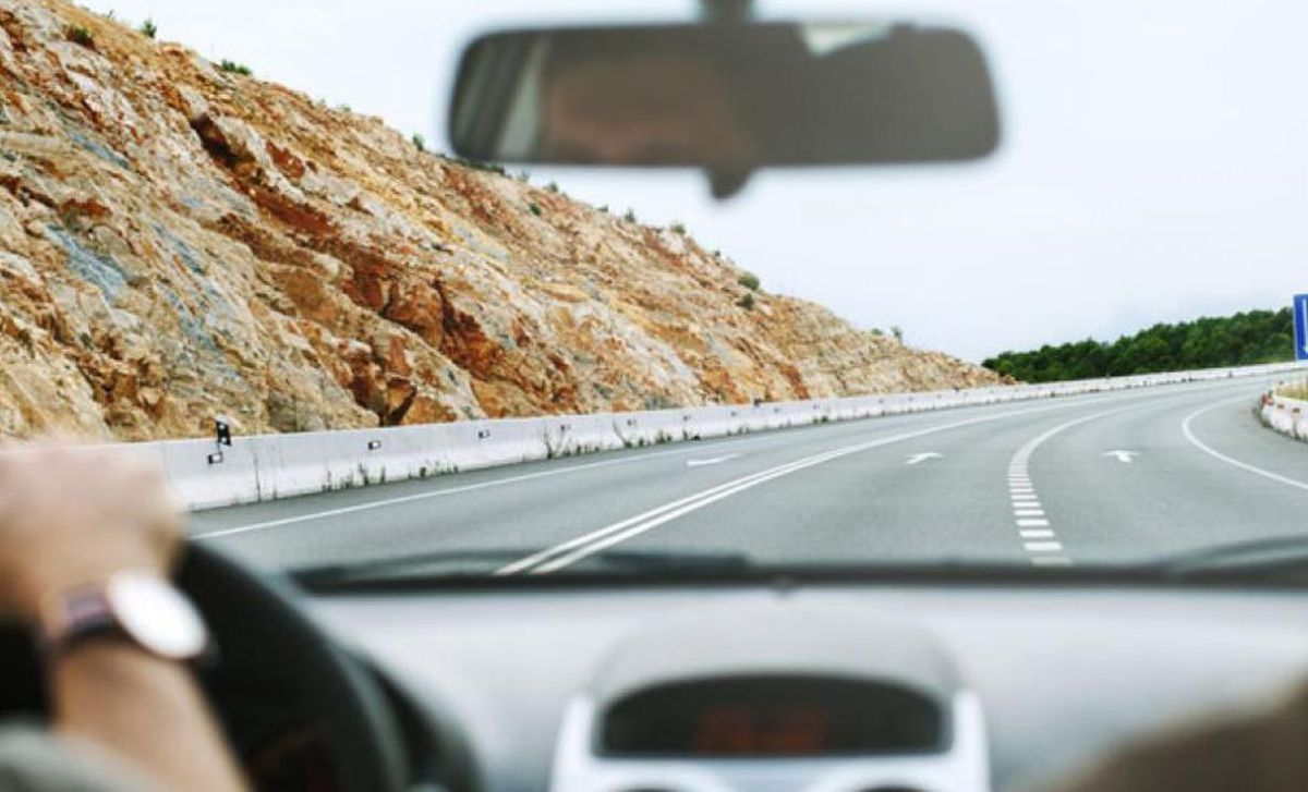 Qué debes llevar en tu auto para viajar en carretera