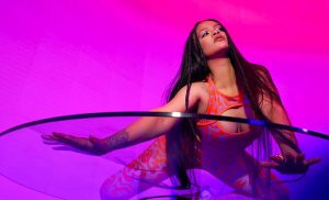 Rihanna luce su embarazo en atrevida sesión de fotos