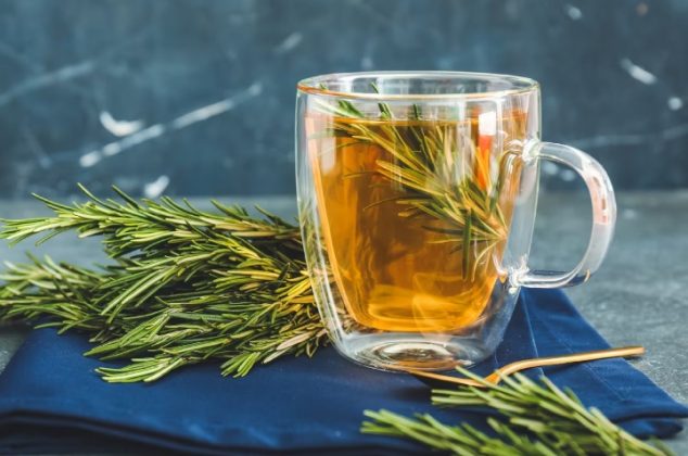 ¿Qué beneficios y propiedades tiene tomar té de romero?