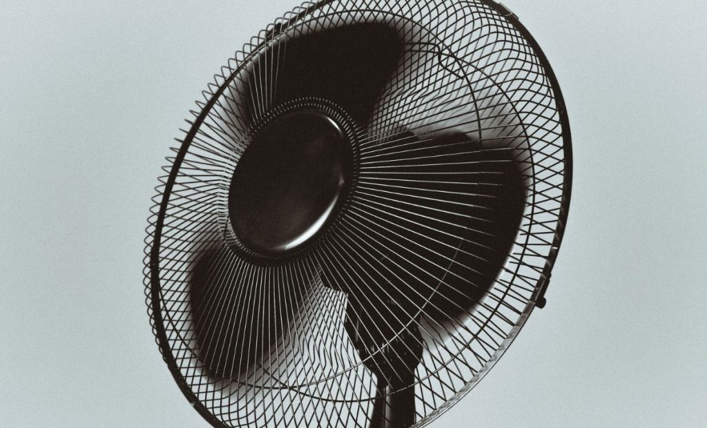 Imagen de un ventilador negro.