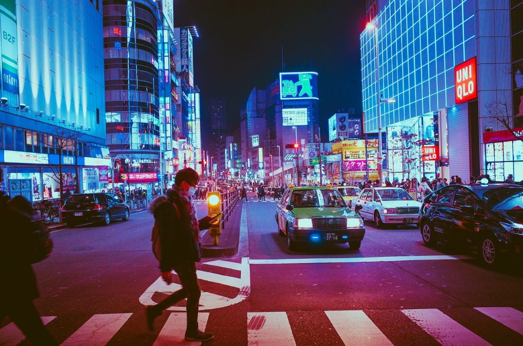 Persona caminando en Osaka, Japón