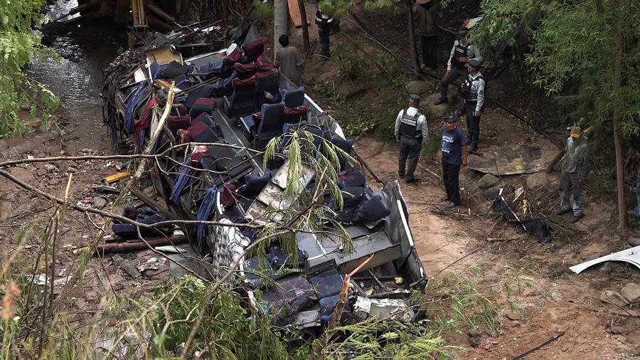 Volcadura de autobús en Oaxaca deja 29 pasajeros sin vida y 19 heridos