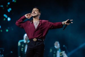 Se armaron empujones con la prensa tras show de Christian Nodal