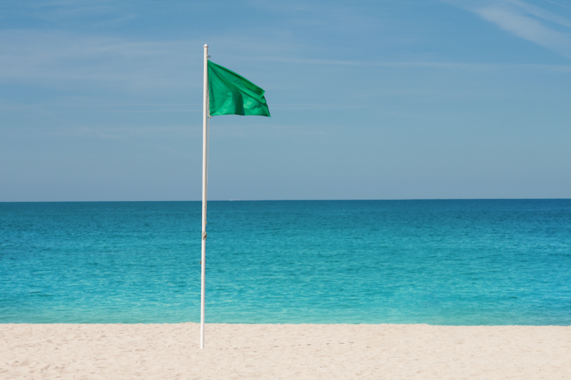Banderas en la playa