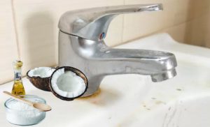 Cómo usar el aceite de coco para eliminar el sarro de la cocina y el baño