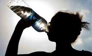 Mujer bebiendo agua