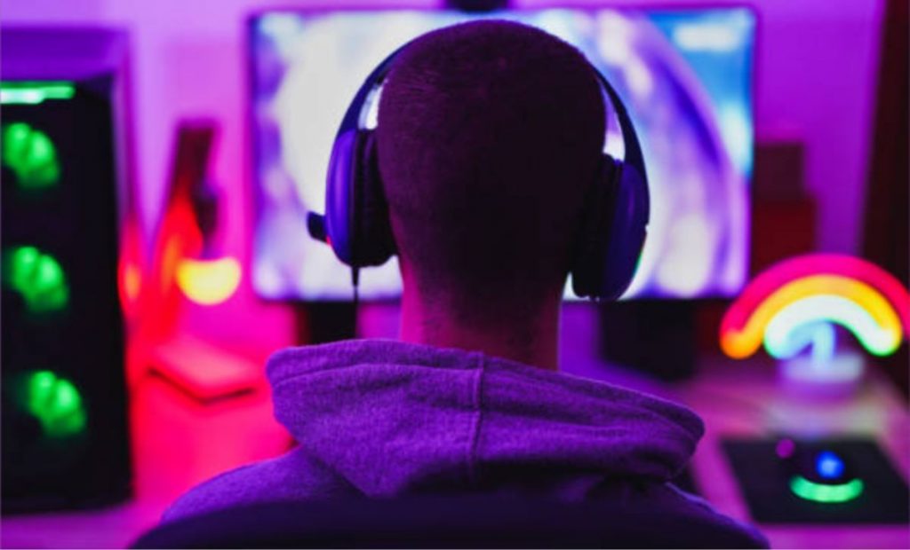 Gamer jugando videojuegos