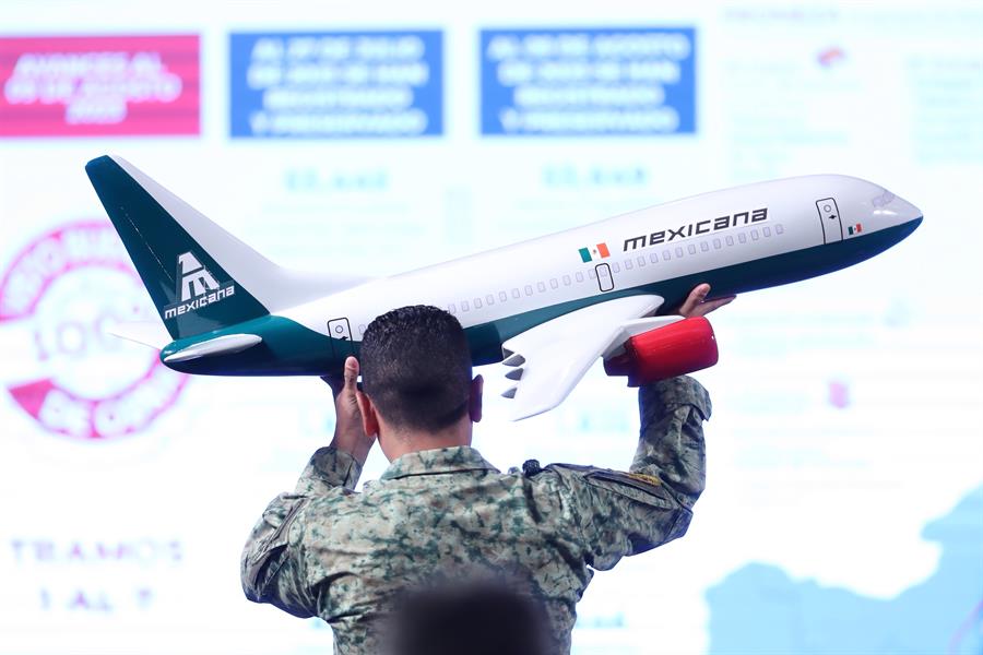 Elemento del Ejército acomoda maqueta de avión de Mexicana de Aviación