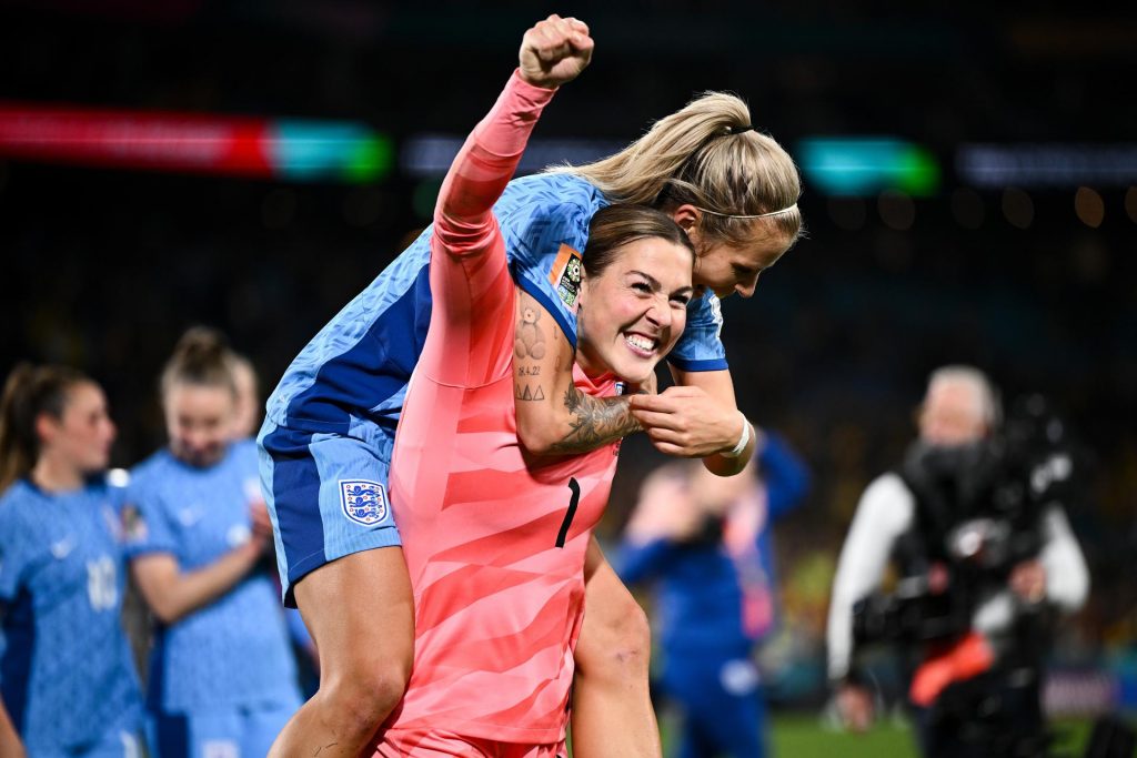 Mary Earps y Rachel Daly, de Inglaterra, celebran pase a la final del Mundial Femenil.