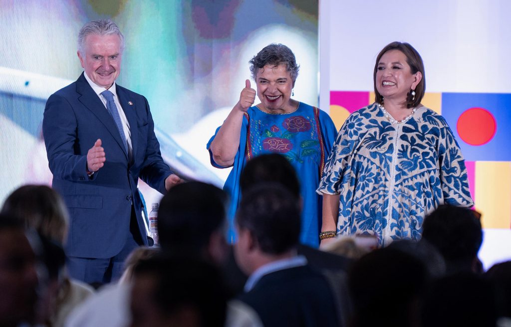 Santiago Creel (derecha), Beatriz Paredes (centro) y Xóchitl Gálvez en un evento del FAM.