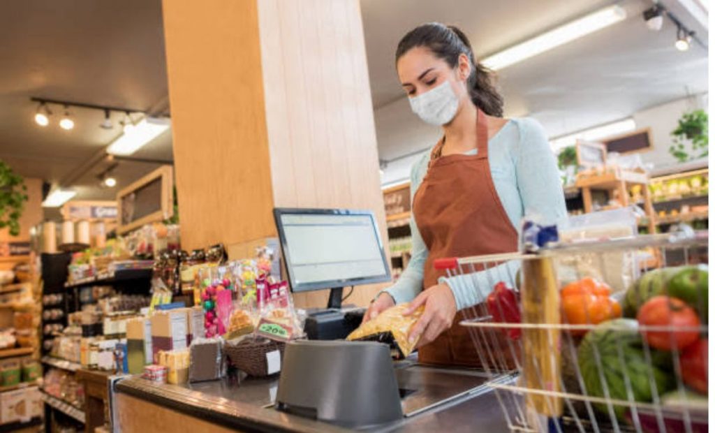 Fotografía de una cajera de supermercado