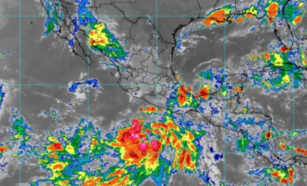 Imagen satelital de la posible formación de Tormenta Hilary en México.