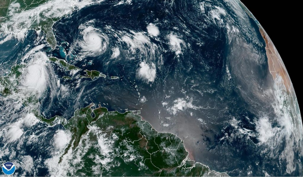 Fotografía satelital cedida hoy por la Oficina Nacional de Administración Oceánica y Atmosférica (NOAA) a través del Centro Nacional de Huracanes (NHC) de Estados Unidos, donde se muestra la localización de la tormenta tropical Idalia (i) y el huracán Franklin (c-i). La tormenta tropical Idalia se intensifica a medida que se acerca al oeste de Cuba y se espera que este lunes sea un huracán de categoría 1 y el miércoles llegue a ser huracán mayor, con vientos a partir de 111 millas por hora (178 km/h), cerca de la costa noroeste de Florida.