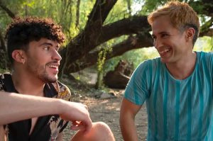 Beso entre Bad Bunny y Gael García desata polémica