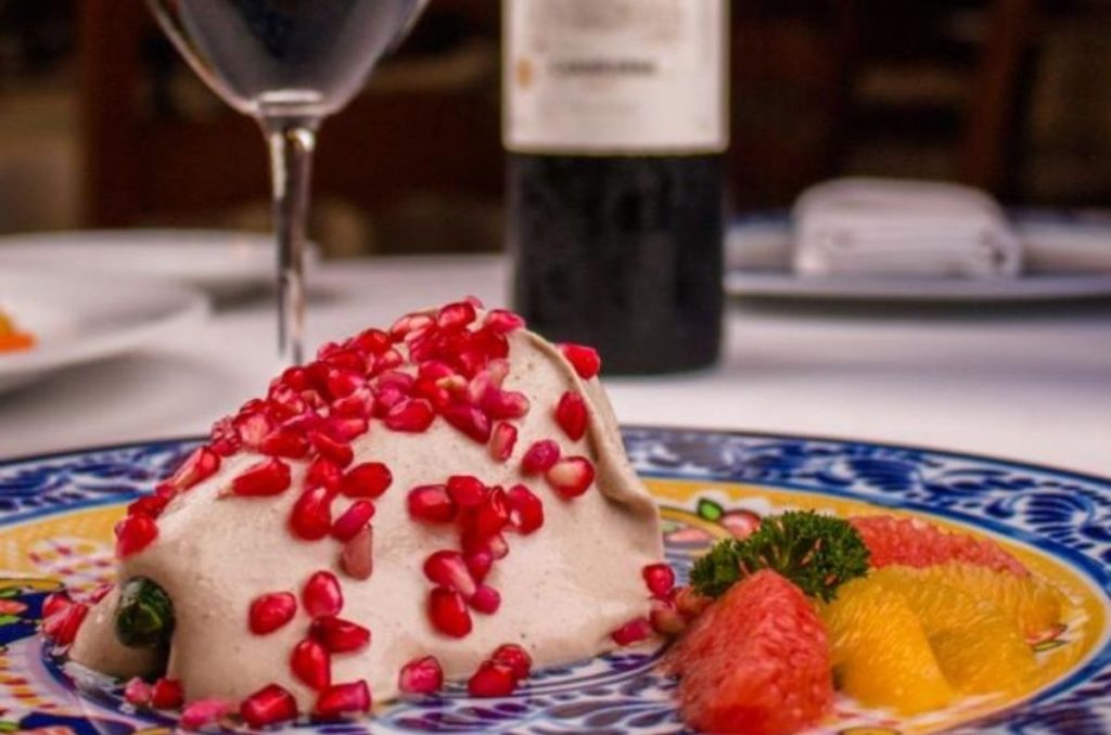 Chile en nogada con copa de vino