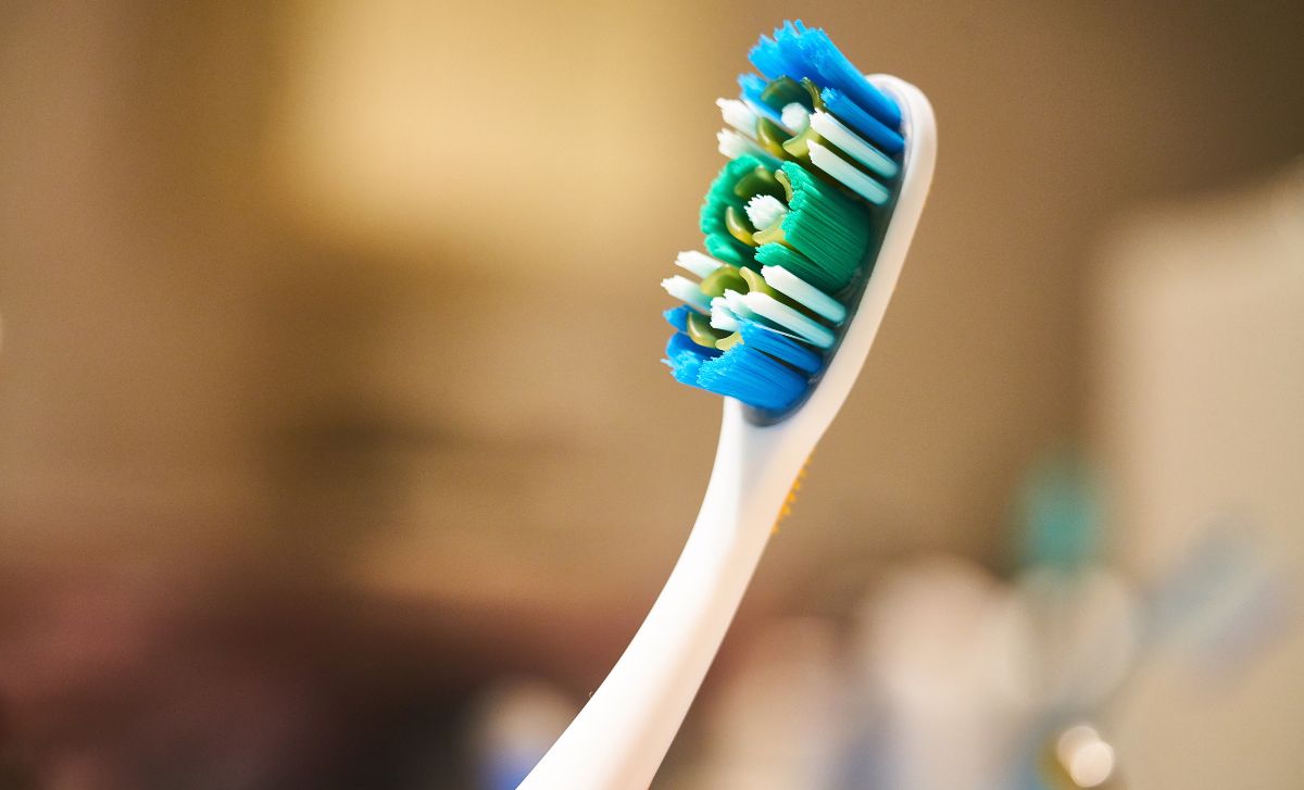 Conoce tres remedios caseros para desinfectar el cepillo de dientes
