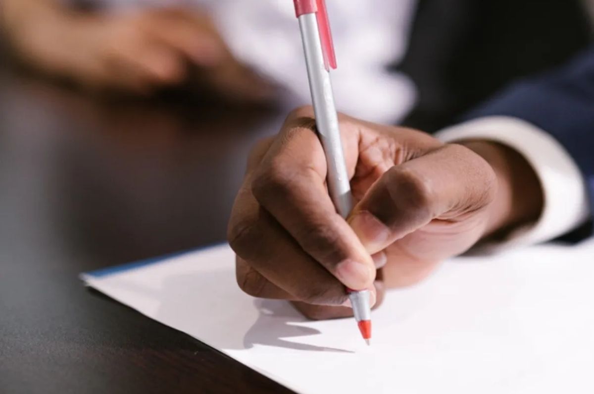 ¿Firmar hojas en blanco en la contratación laboral? Esto dice la Ley