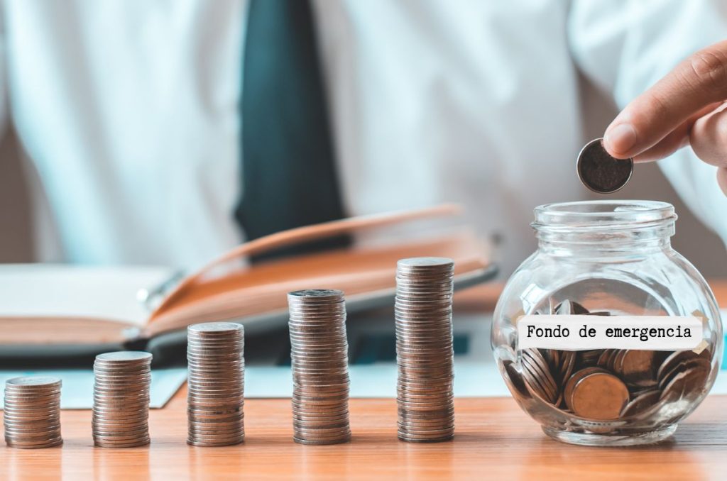 Persona ahorrando monedas