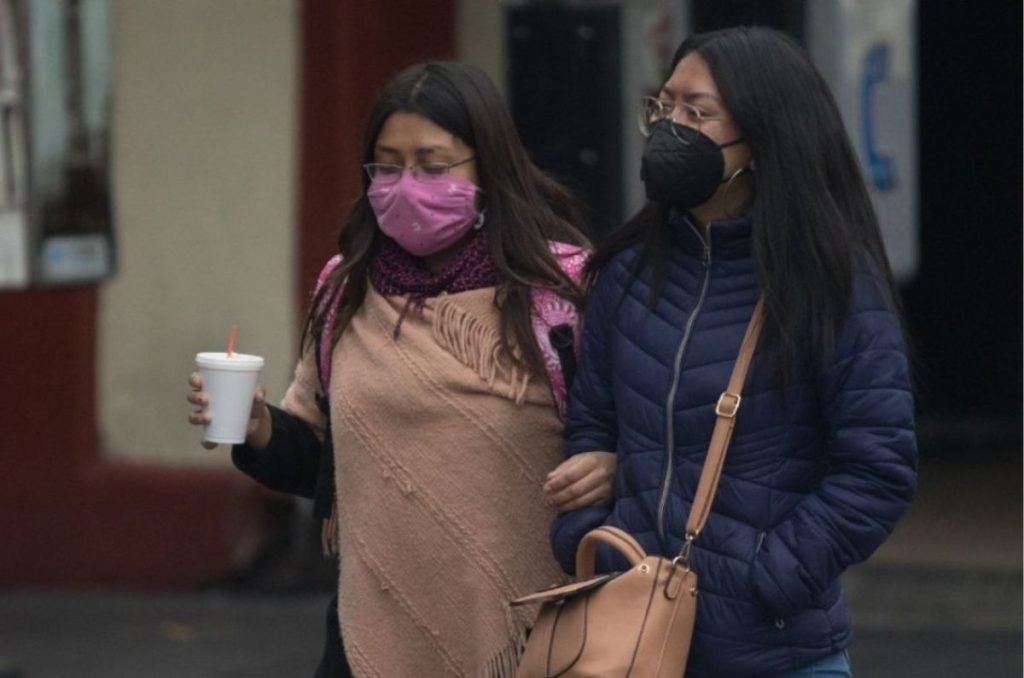 Dos mujeres caminando