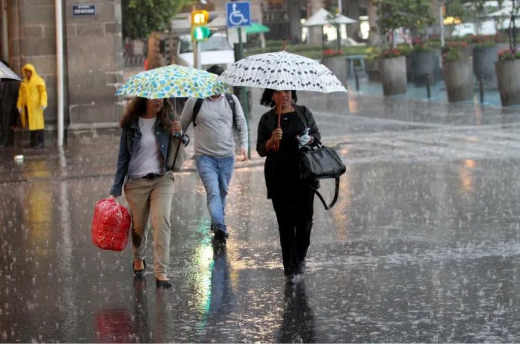 Personas caminando en la lluvia