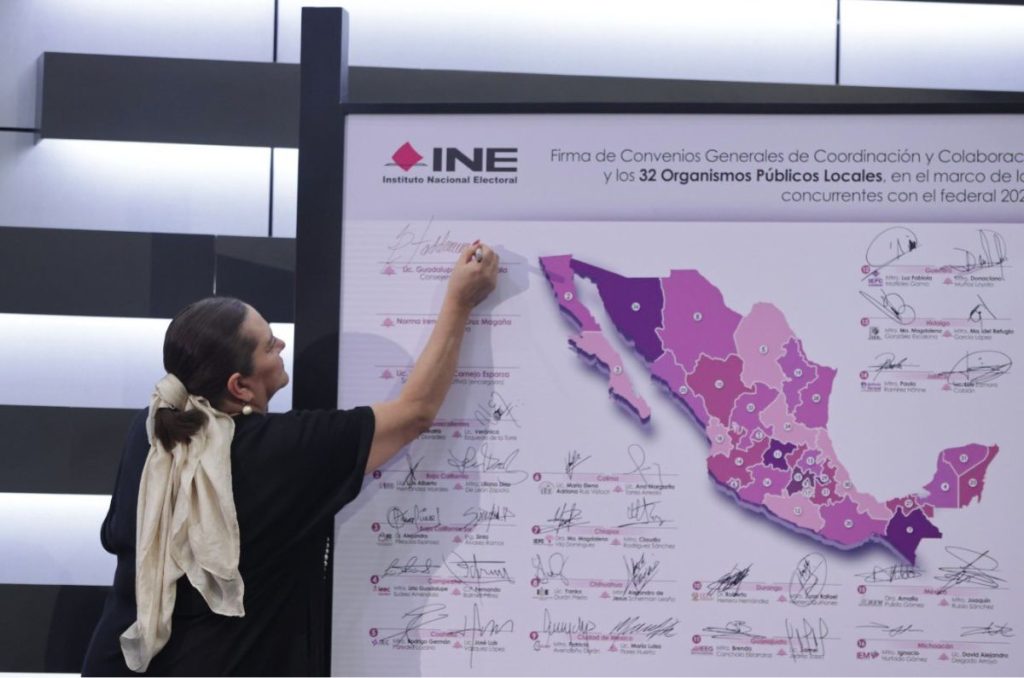La presidenta del INE, Guadalupe Tadeii, firma el arranque del proceso de Elecciones 2024