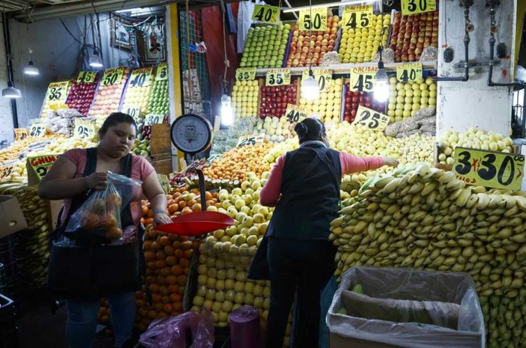 Mujeres en el mercado comprando.