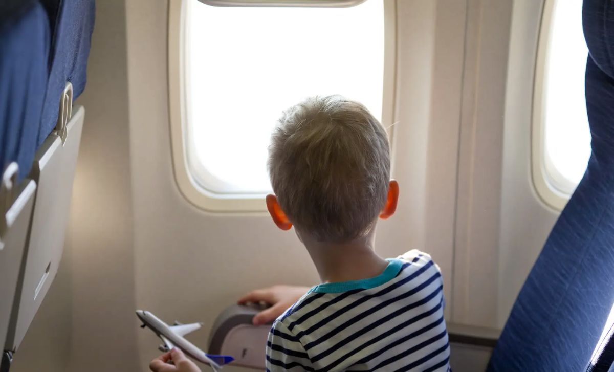 ¿Innovación o ‘niñofobia’? Aerolínea introduce área prohibida para niños en vuelos