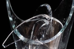 La manera correcta de tirar los cristales rotos a la basura