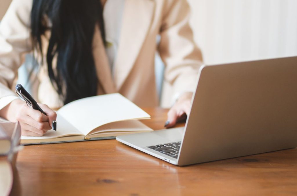 Persona en la computadora