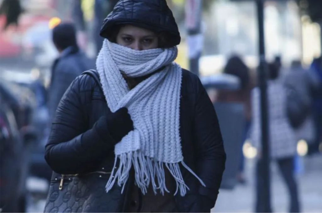 Mujer caminando en clima frío