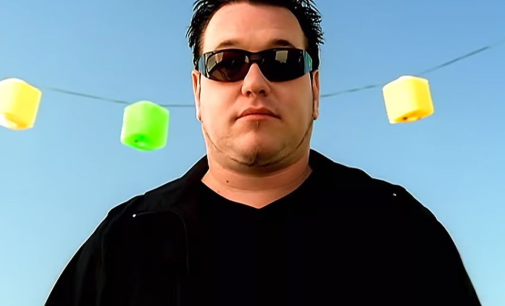 Steve Harwell en el video de All Star de Smash Mouth