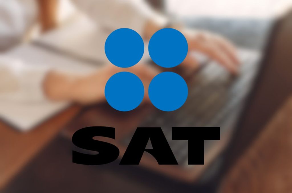 Persona en computadora con logo del SAT