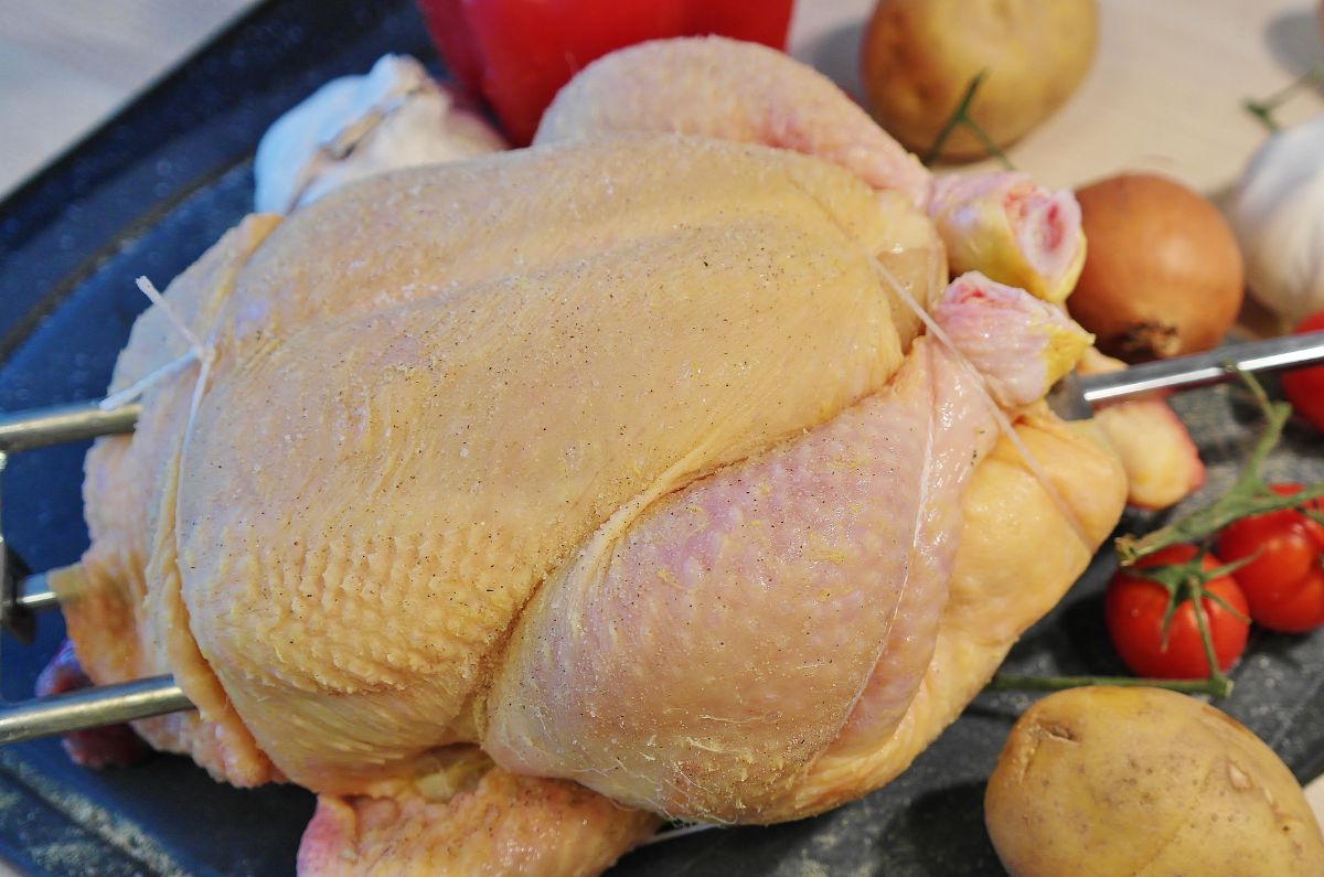 Por qué no debes quitarle la piel al pollo antes de cocinarlo