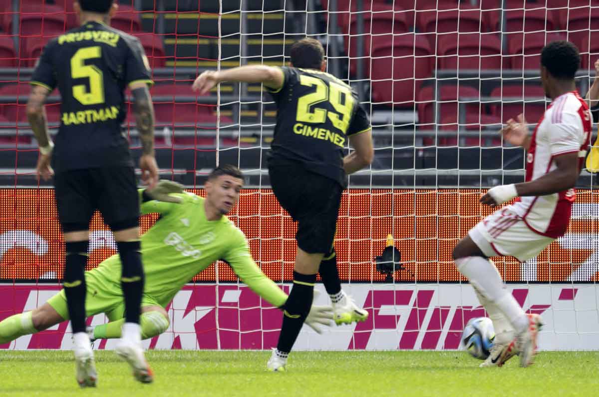 Santiago Giménez hace historia en Feyenoord con su primer Hat-Trick
