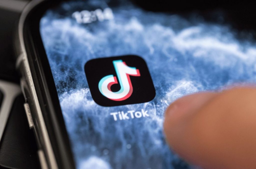 App de TikTok en celular