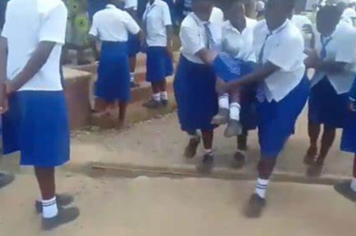 Cien alumnas de Kenia padecen una ‘enfermedad extraña’ que les impide caminar