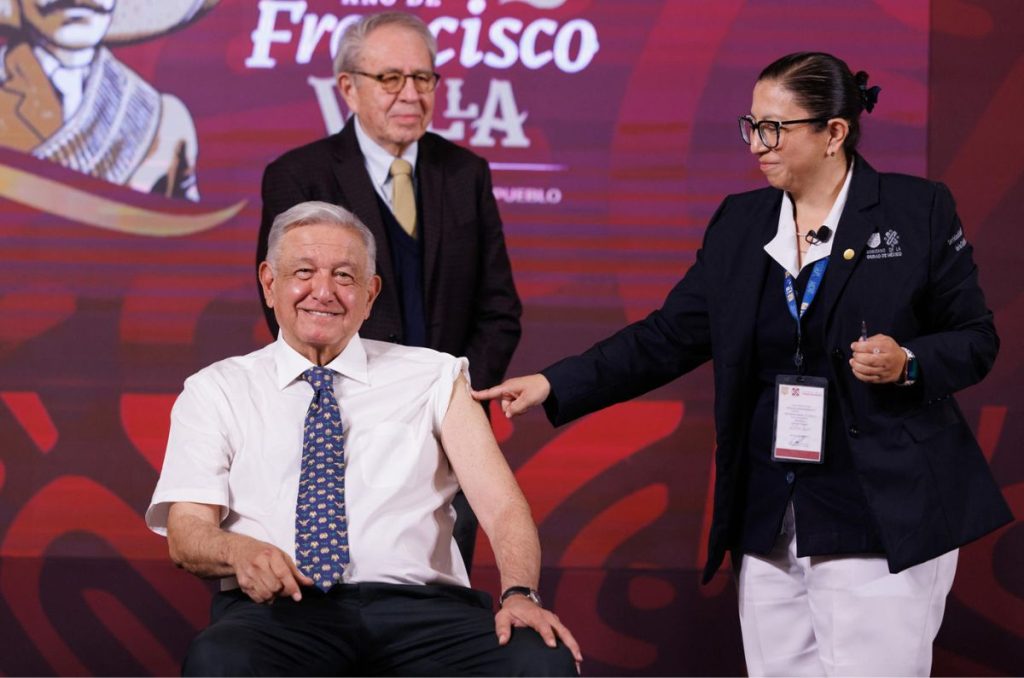 Presidente López Obrador recibe vacuna de refuerzo contra COVID-19