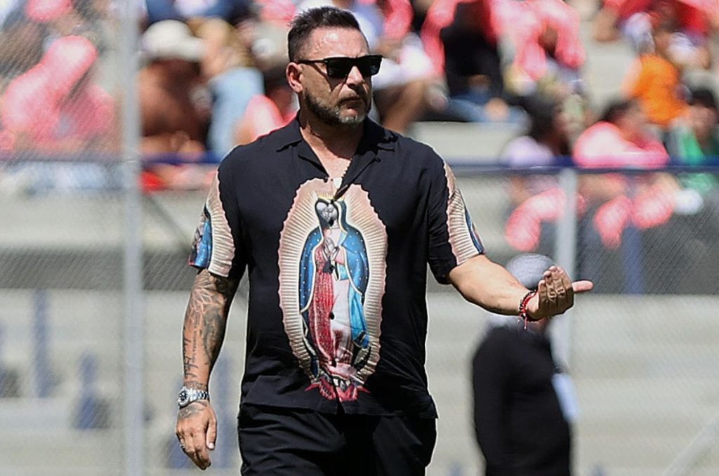 Antonio Mohamed con camisa de la Virgen de Guadalupe