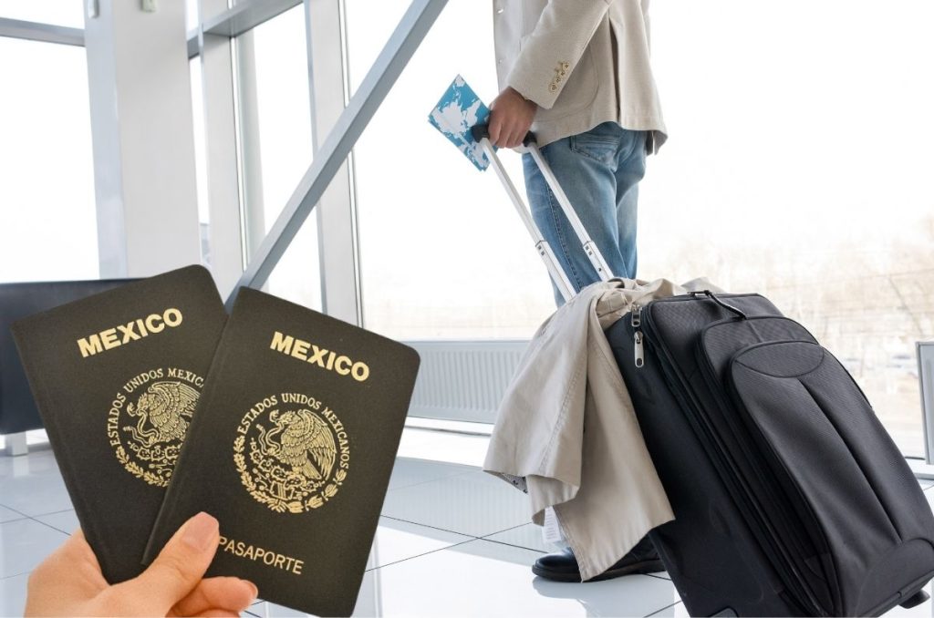 Persona viajando y pasaporte mexicano