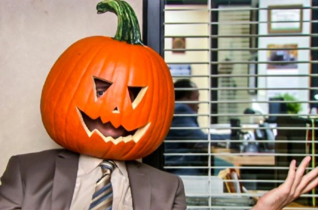 Escena de The Office, Dwight Schrute con calabaza de Halloween