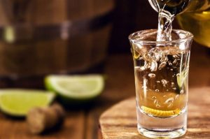 Conoce el mezcal mexicano destilado en vasijas de barro