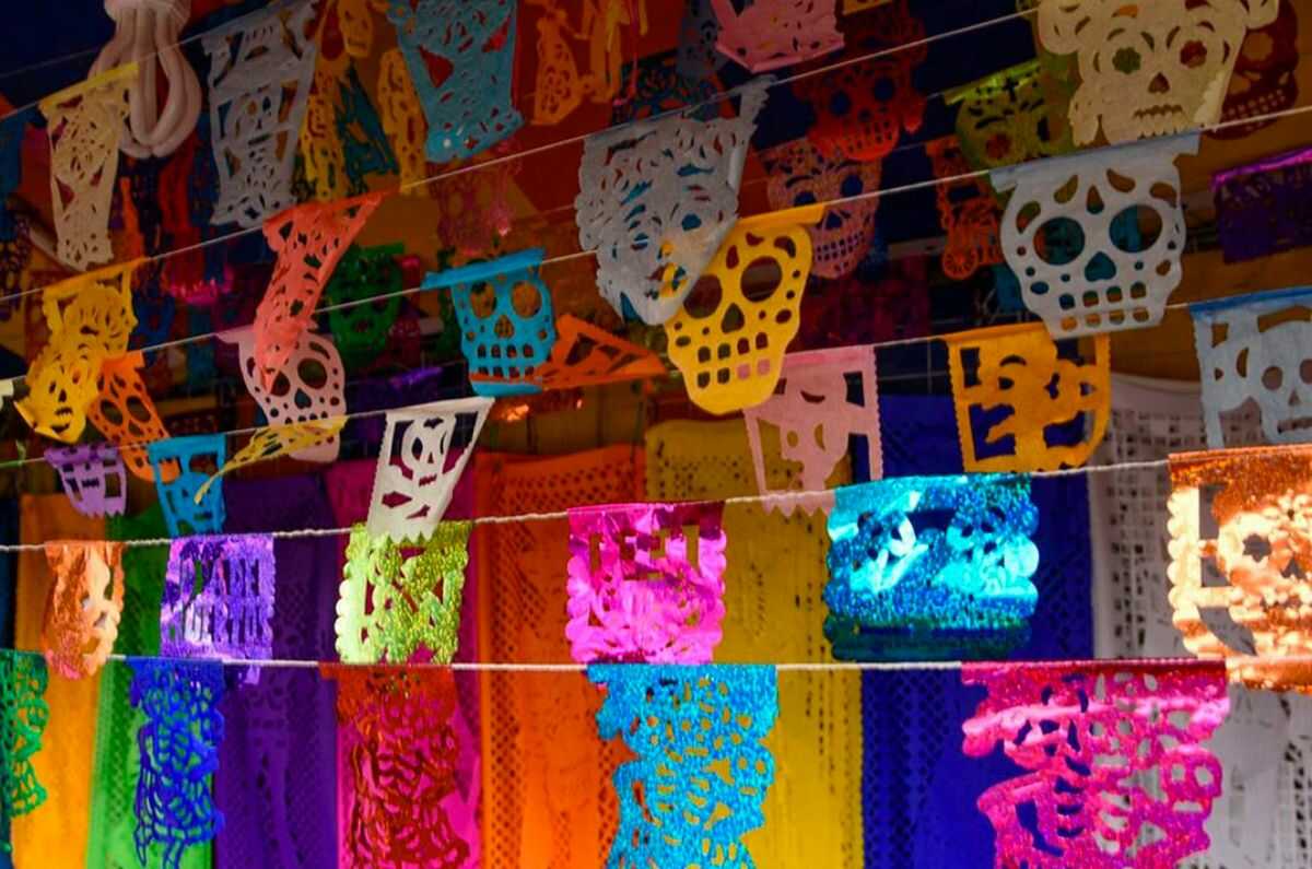 Conoce el significado de los colores del papel picado en Día de Muertos