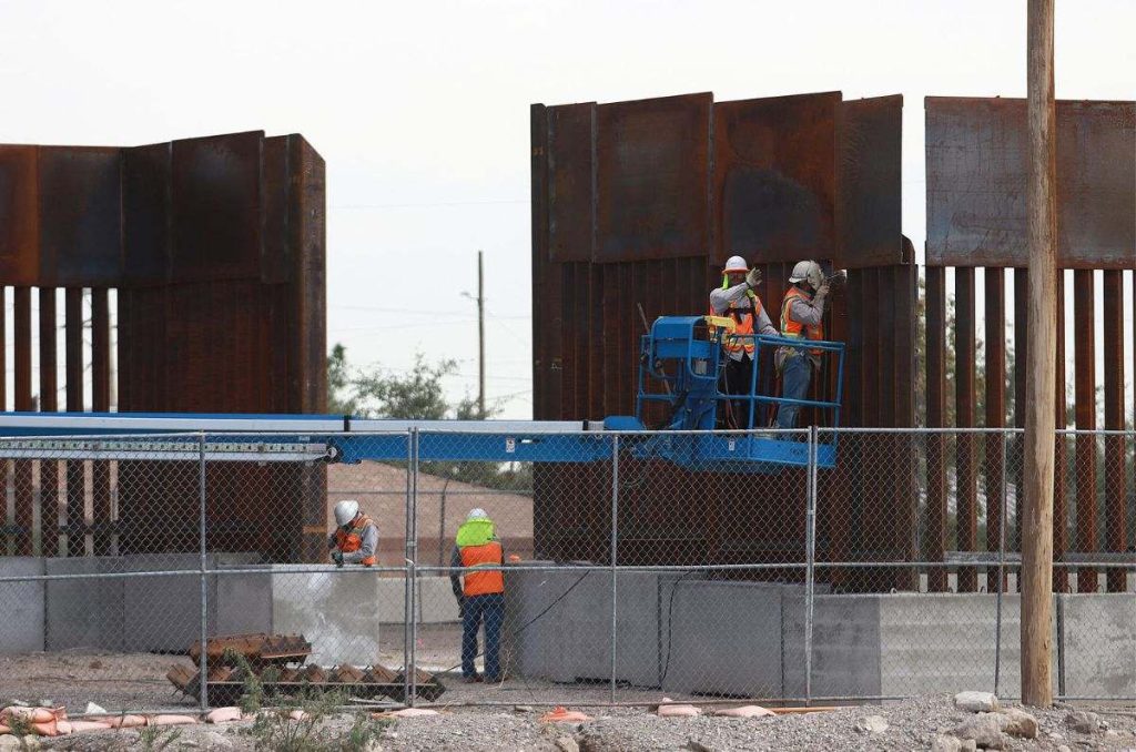 Trabajos en el muro fronterizo