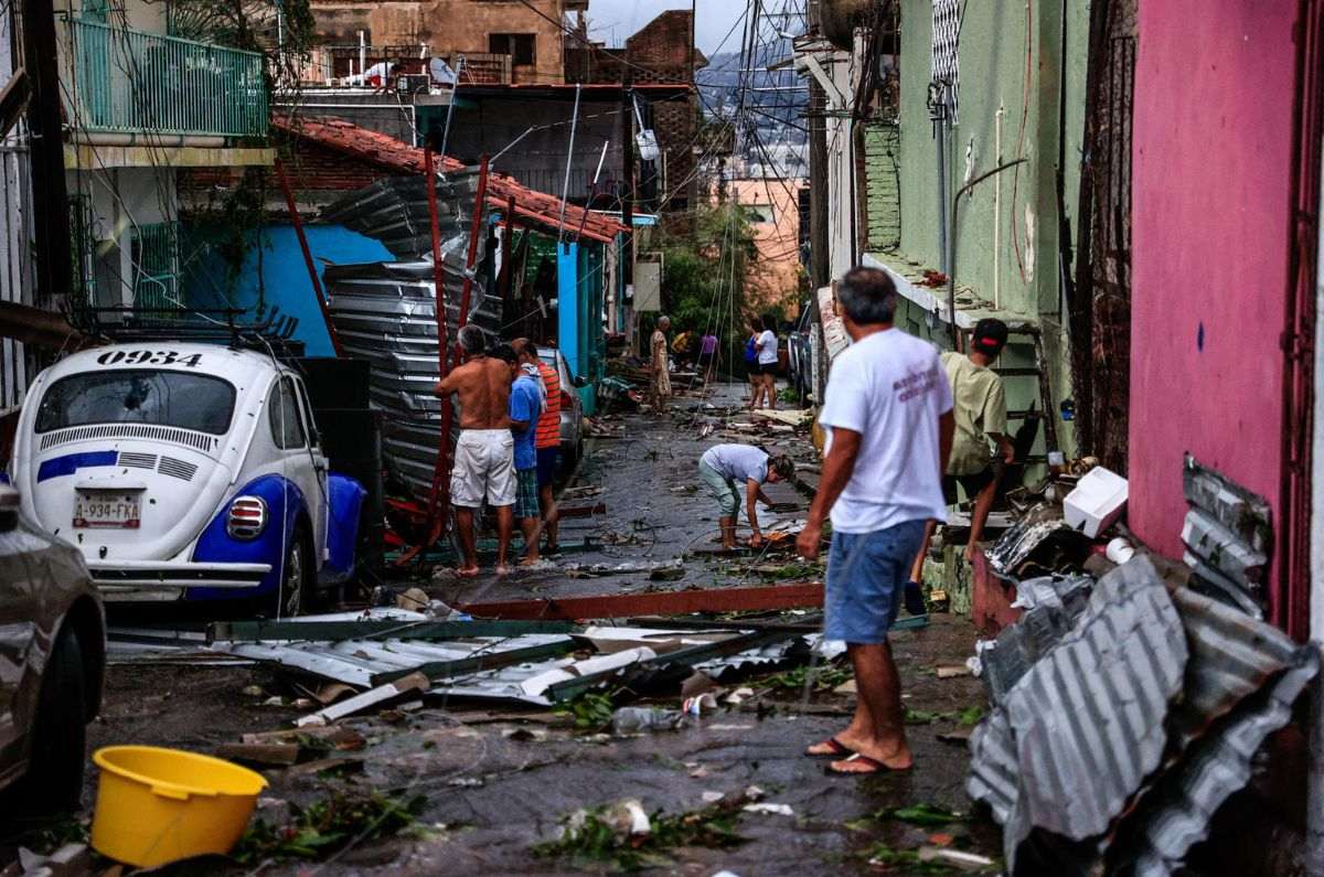Al menos 27 muertos y 4 desaparecidos por el azote del huracán Otis en México