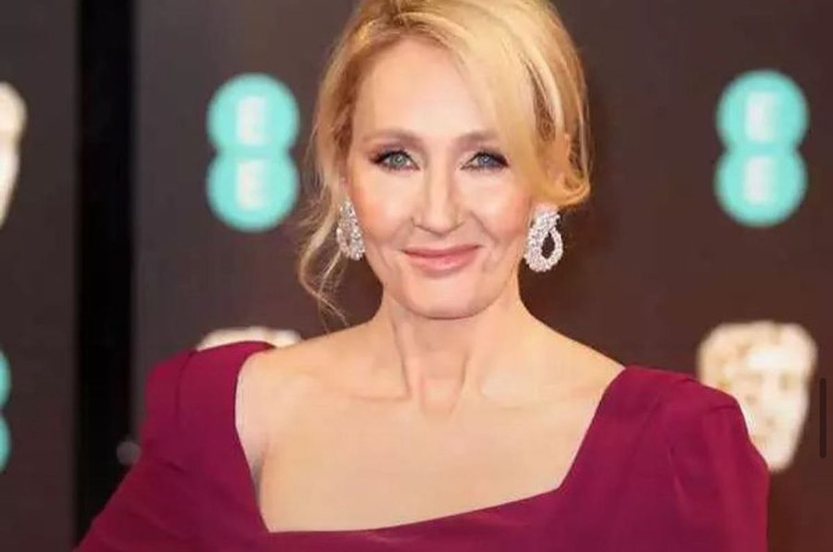 J.K. Rowling vuelve a provocar polémica por discriminar a mujeres trans