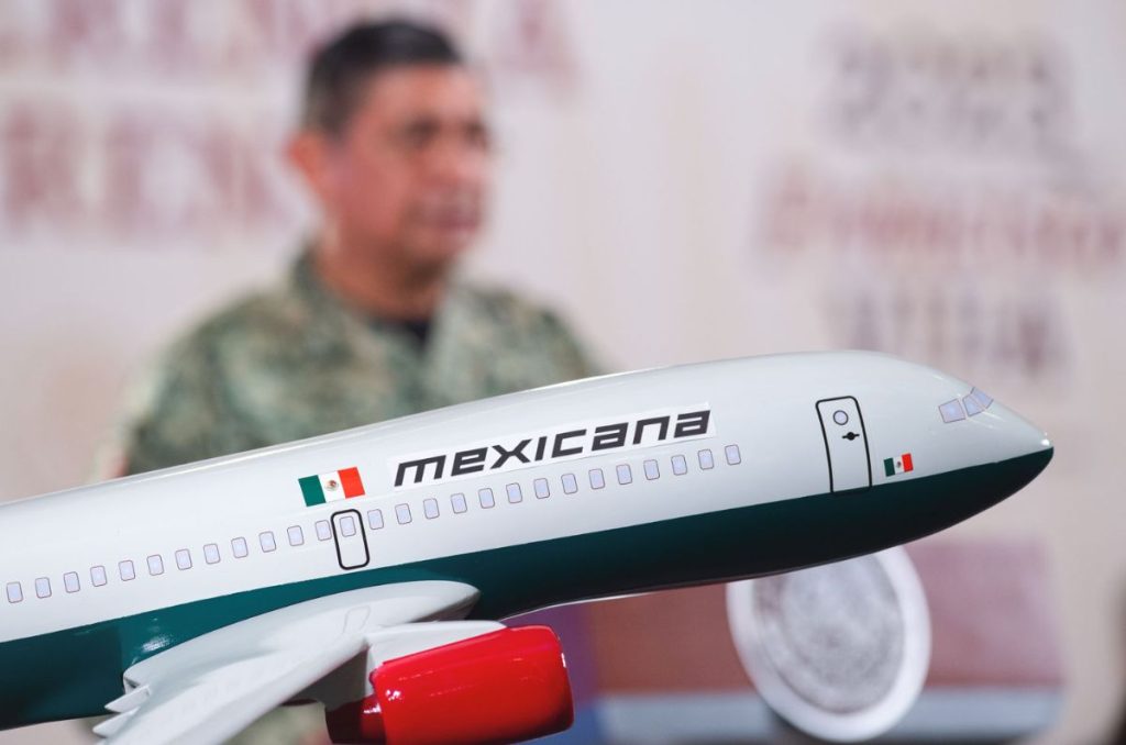 Avión a escala de Mexicana de Aviación y el titular de la Sedena, Luis Crescencio Sandoval.