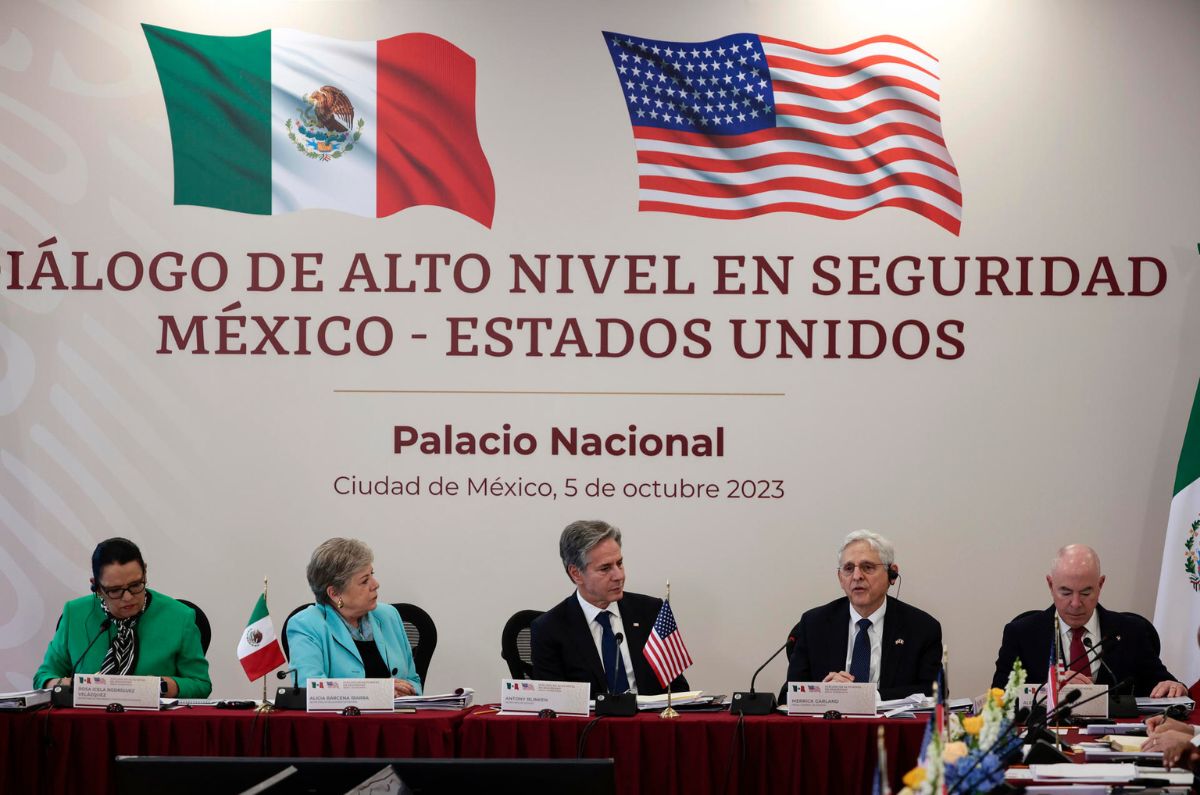 México promete a EEUU combatir el fentanilo y le pide frenar el tráfico de armas