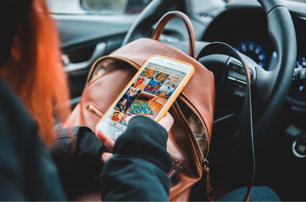 Cargar batería de celular en auto