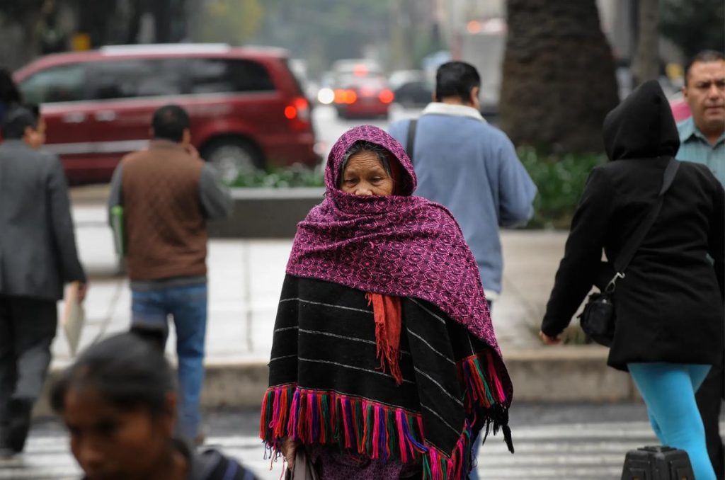 Mujer caminando en el frío